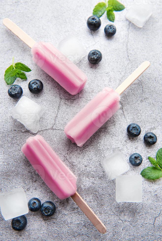 helado o paletas de arándanos caseros foto