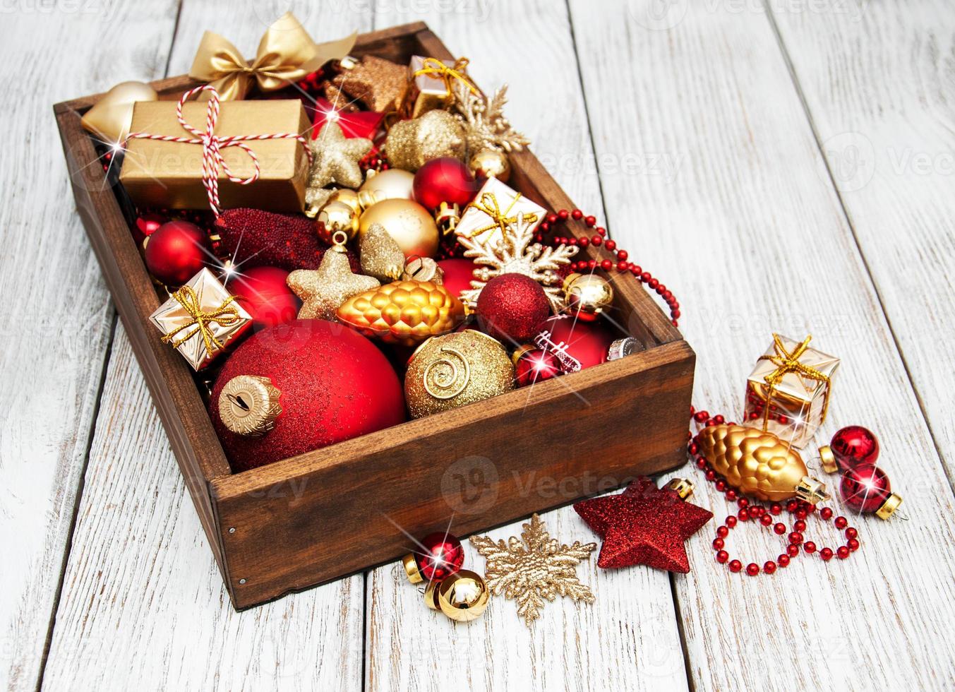 caja con adornos navideños foto