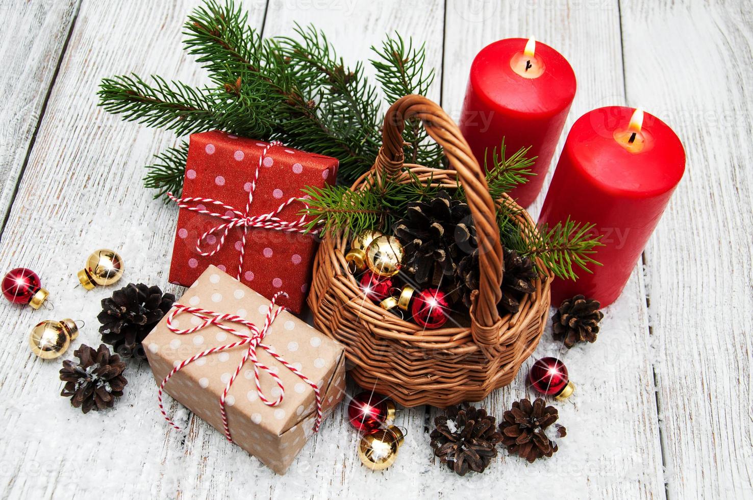 cajas de regalo de navidad y rama de abeto en cesta foto