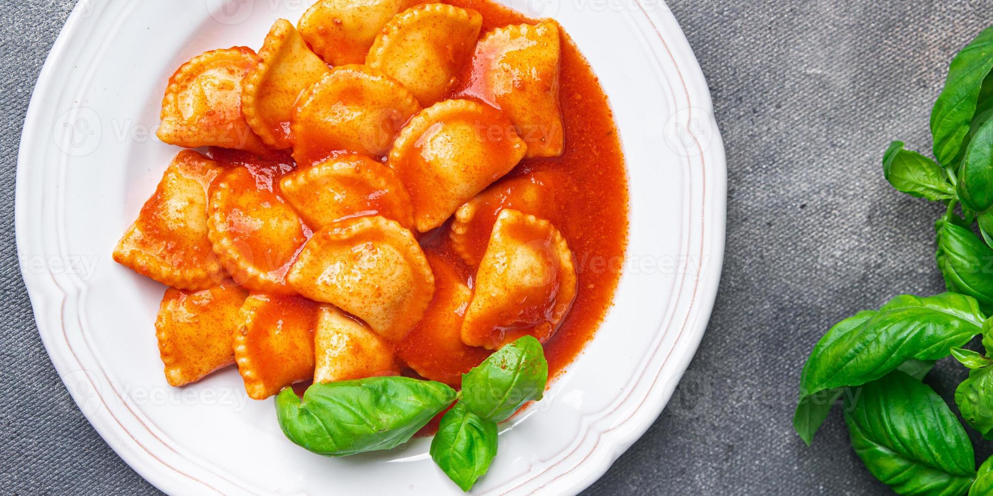 ravioli pescado relleno pasta salsa de tomate plato fresco comida sana comida merienda dieta en la mesa espacio de copia fondo de comida foto