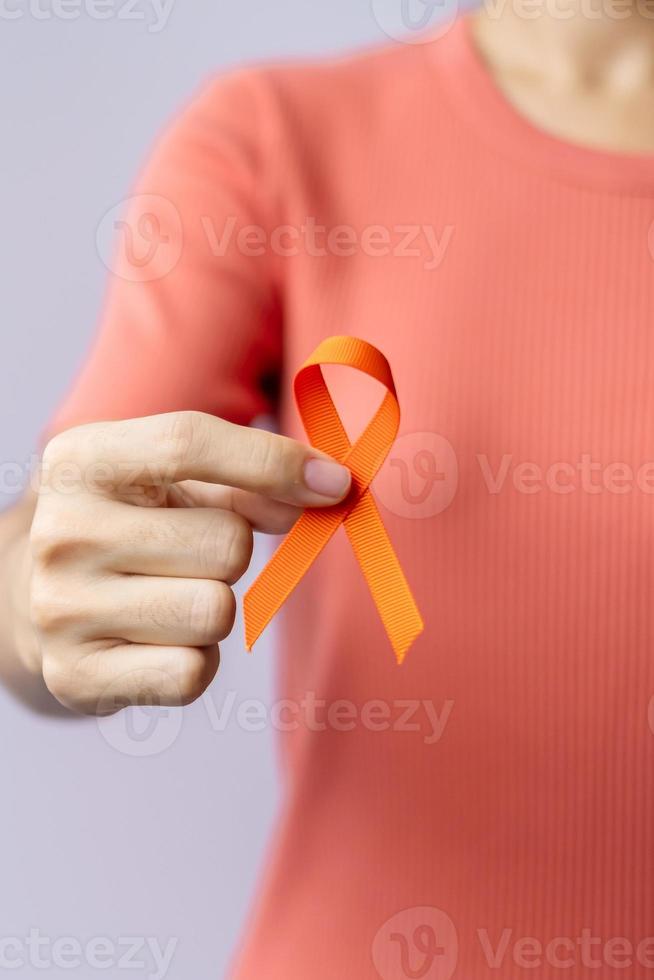 cinta naranja para la leucemia, día del cáncer de riñón, esclerosis múltiple mundial, crps, mes de concientización sobre las autolesiones. cuidado de la salud y el concepto del día del cáncer de palabra foto