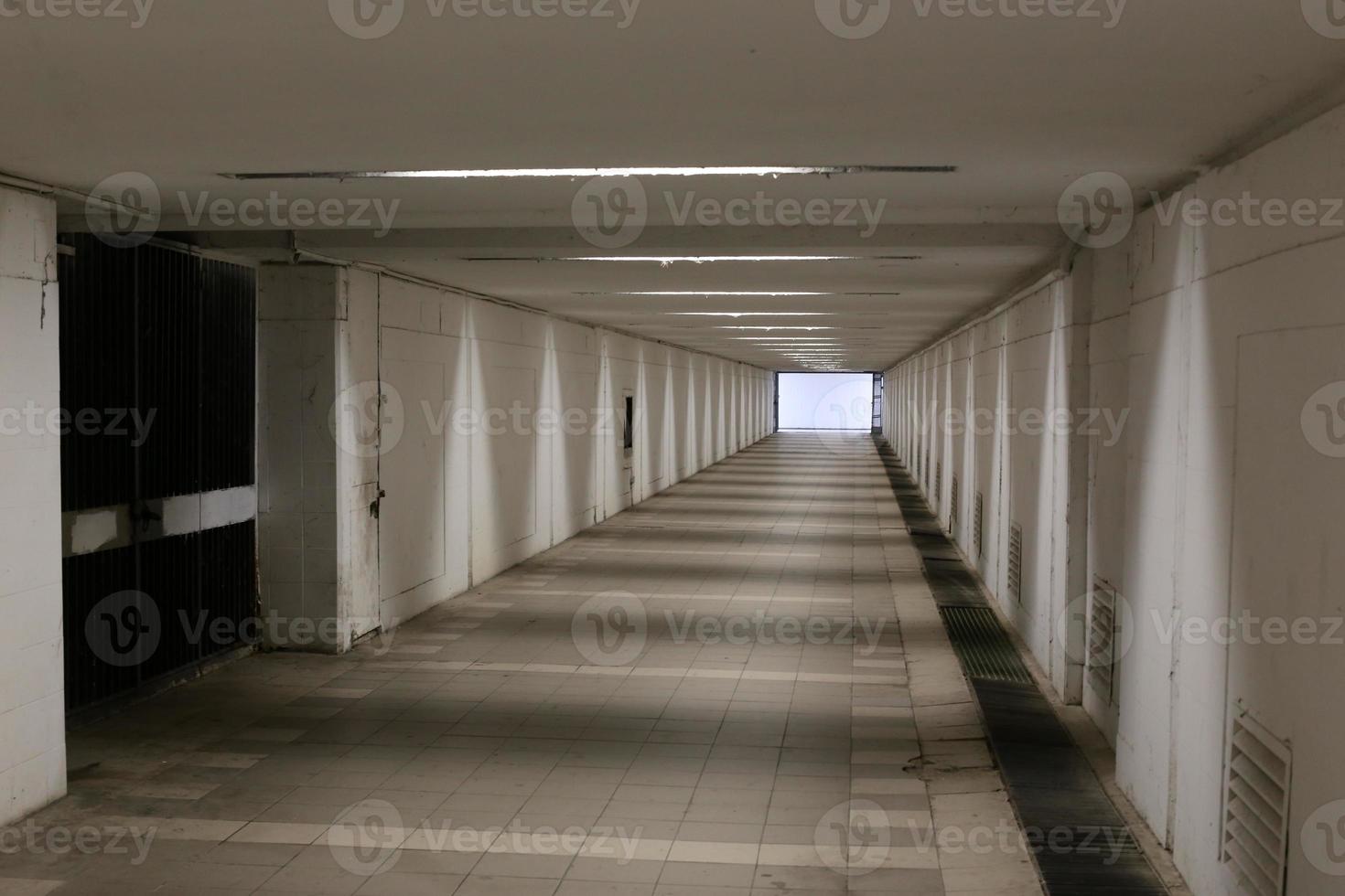 un pasillo estrecho y largo en la planta baja del edificio. foto