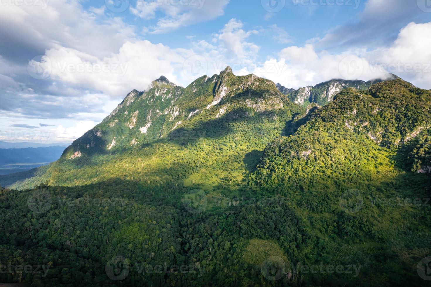 vistas a la montaña verde en chiang dao foto