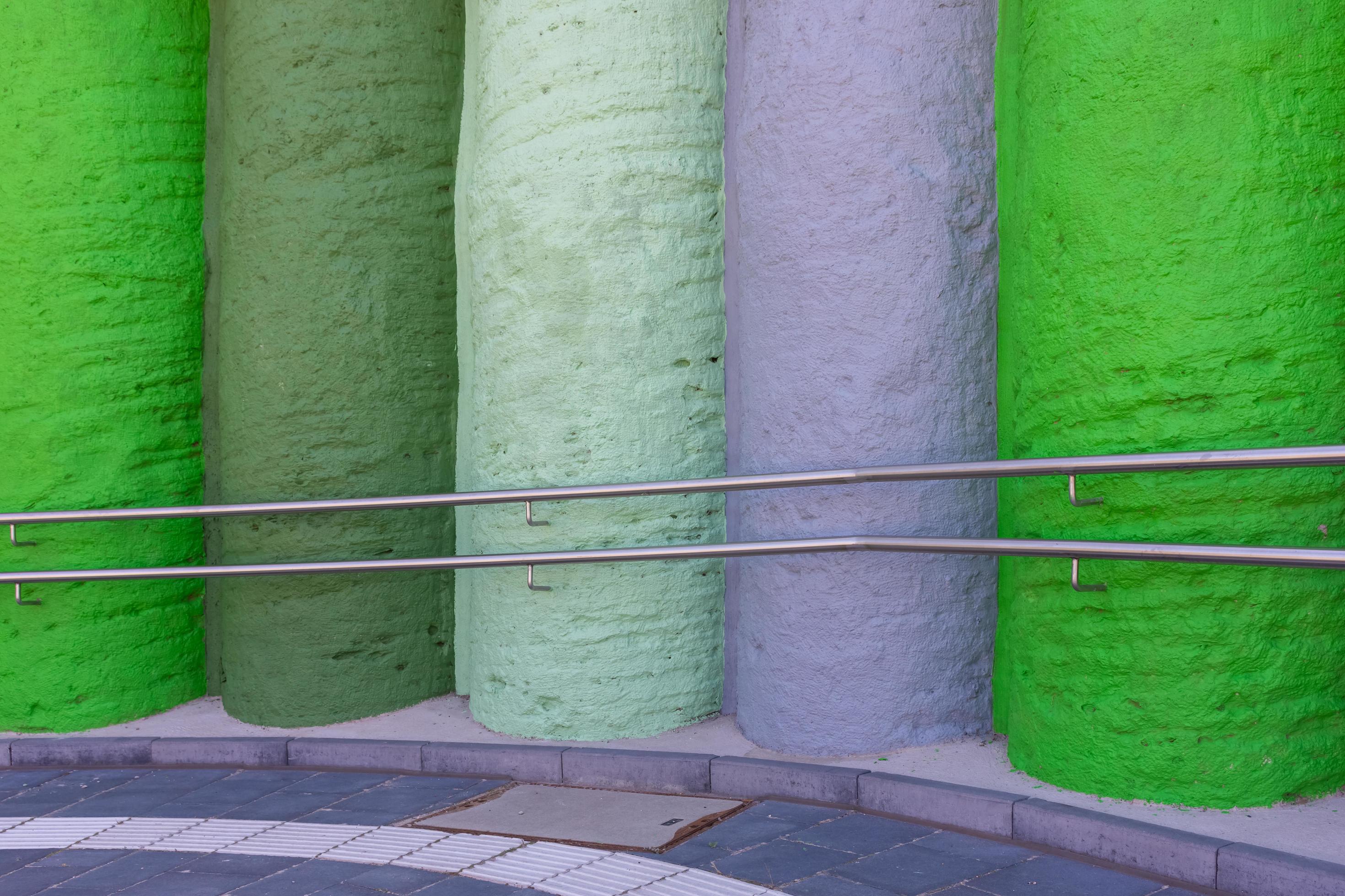 columnas de piedra de colores con barandilla 9900384 Foto de stock en