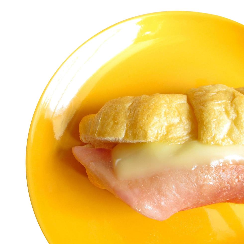 croissants con jamón y queso en plato amarillo. foto