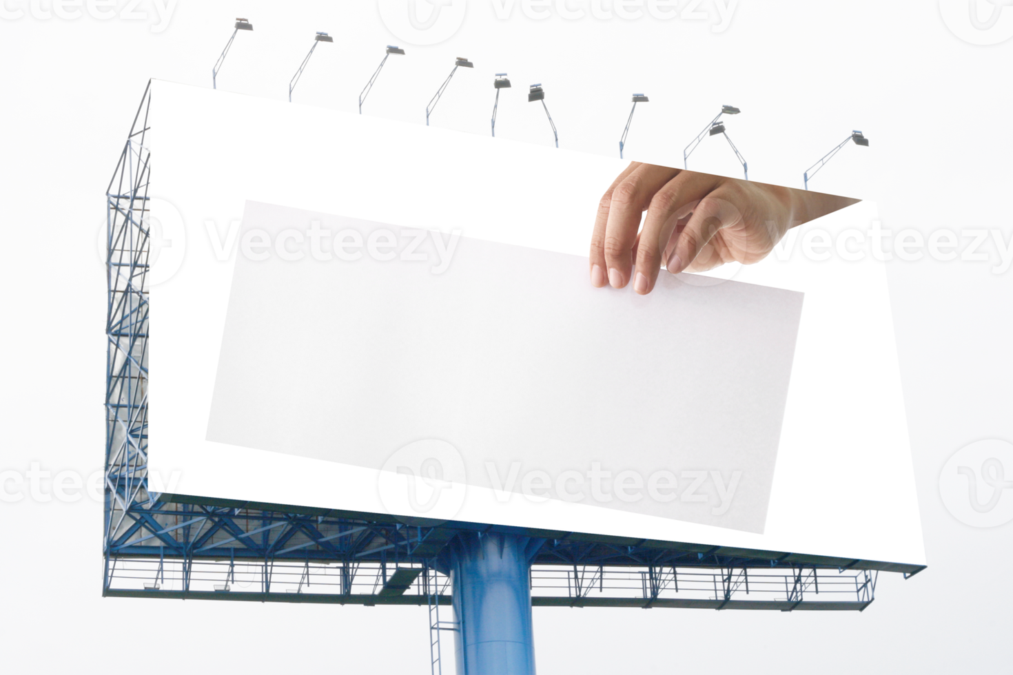 main tenant du papier vide blanc sur un grand panneau d'affichage sur un fichier png de fond transparent
