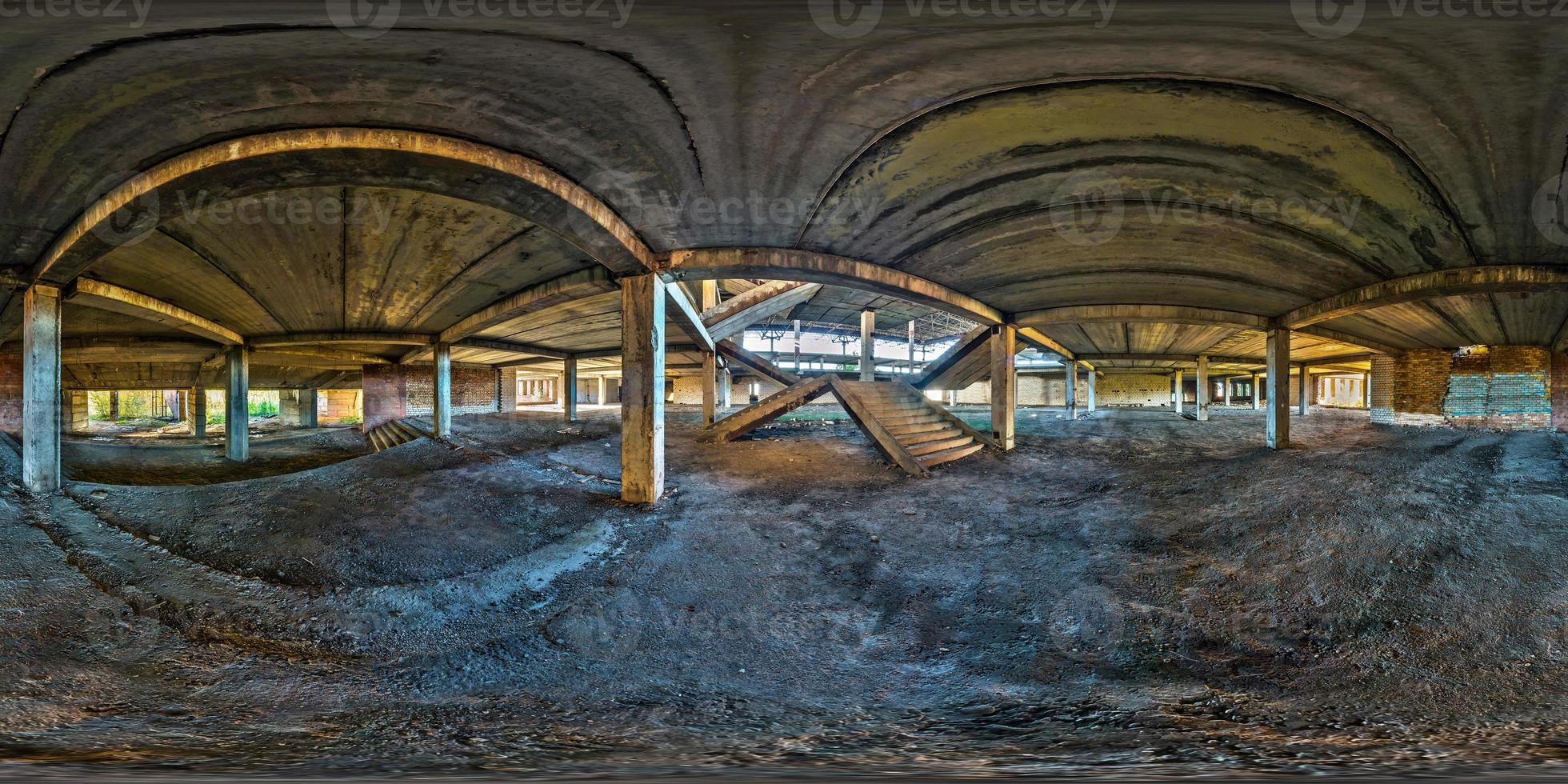 completo esférico hdri panorama 360 grados vista angular estructuras de hormigón escaleras abandonadas edificio inacabado del aeropuerto. 360 panorama en proyección equidistante equirectangular, contenido vr ar foto