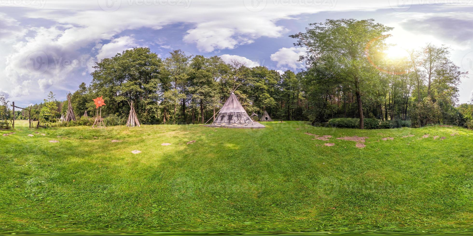 panorama esférico completo sin costuras 360 por 180 ángulo de visión cerca de wigwam en el pueblo indio en el bosque en proyección equirectangular, skybox vr contenido de realidad virtual foto