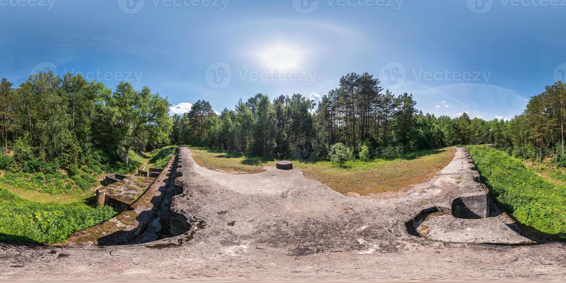 panorama completo sin costuras 360 por 180 grados ángulo de visión arruinado fortaleza militar abandonada de la primera guerra mundial en el bosque en proyección equidistante esférica equirectangular foto