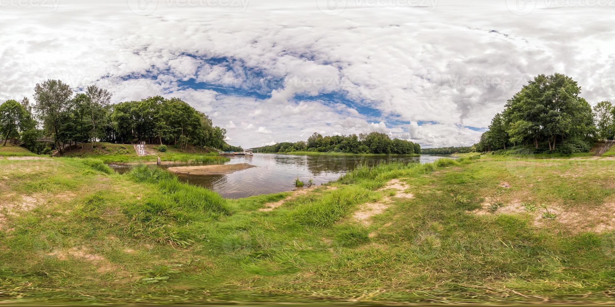 panorama esférico completo sin fisuras de 360 por 180 grados de ángulo de visión en la orilla del ancho río en verano en proyección equirectangular, listo para contenido de realidad virtual vr foto