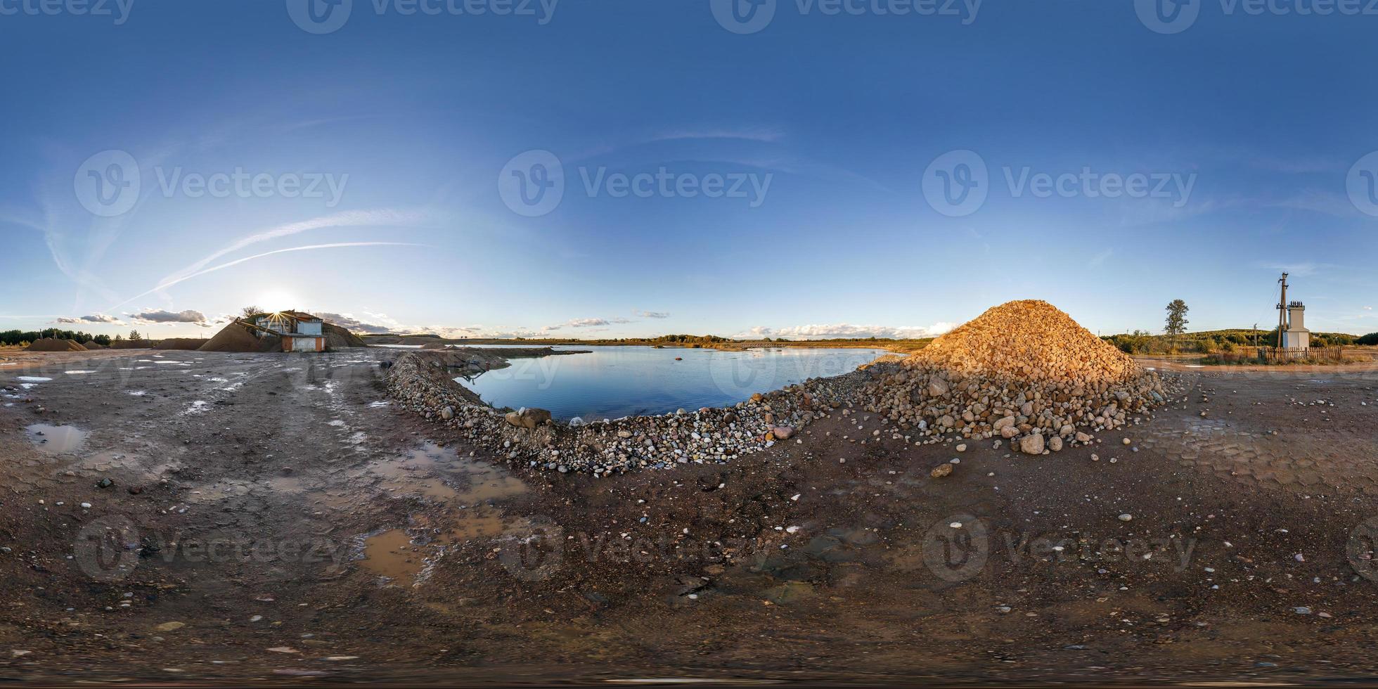 Vista panorámica completa de 360 ángulos cerca de la cantera inundada con agua para la minería de extracción de arena en proyección equidistante esférica equirectangular para contenido vr ar foto