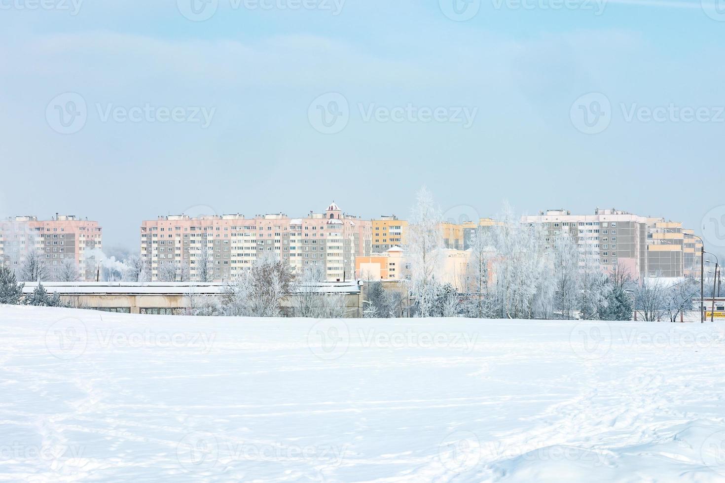 panorama de la zona residencial de la ciudad en un soleado día de invierno con árboles de escarcha foto