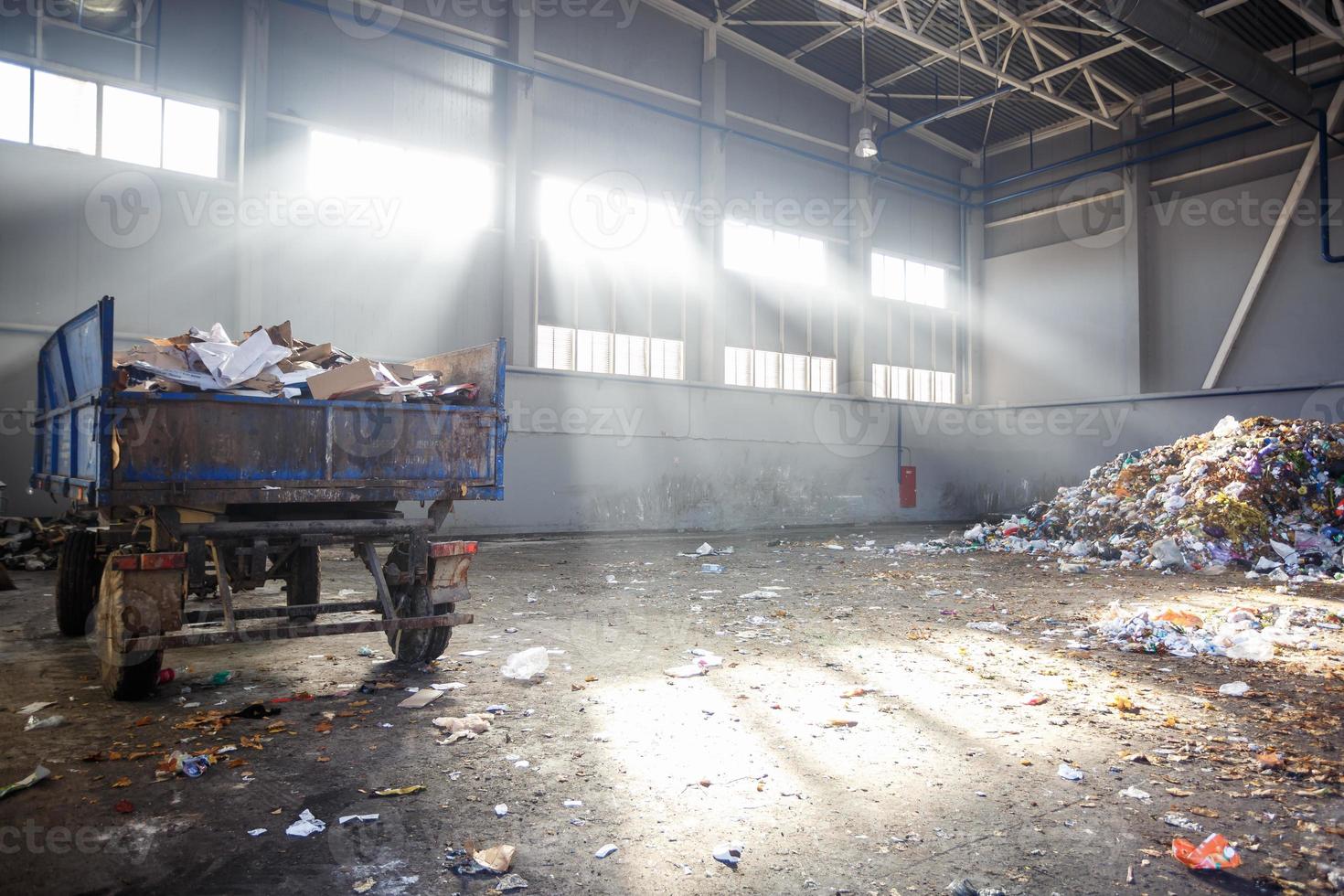 taller de clasificación y reciclaje de basura con remolque en la planta de procesamiento de residuos con rayos solares. recolección de basura por separado. reciclaje y almacenamiento de residuos para su posterior eliminación. foto