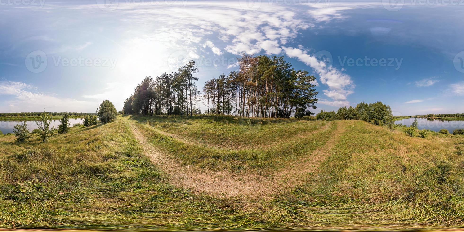 panorama esférico completo sin costuras 360 por 180 ángulo de visión en la orilla del ancho río neman en un día soleado de verano en proyección equirectangular, contenido de realidad virtual vr listo foto