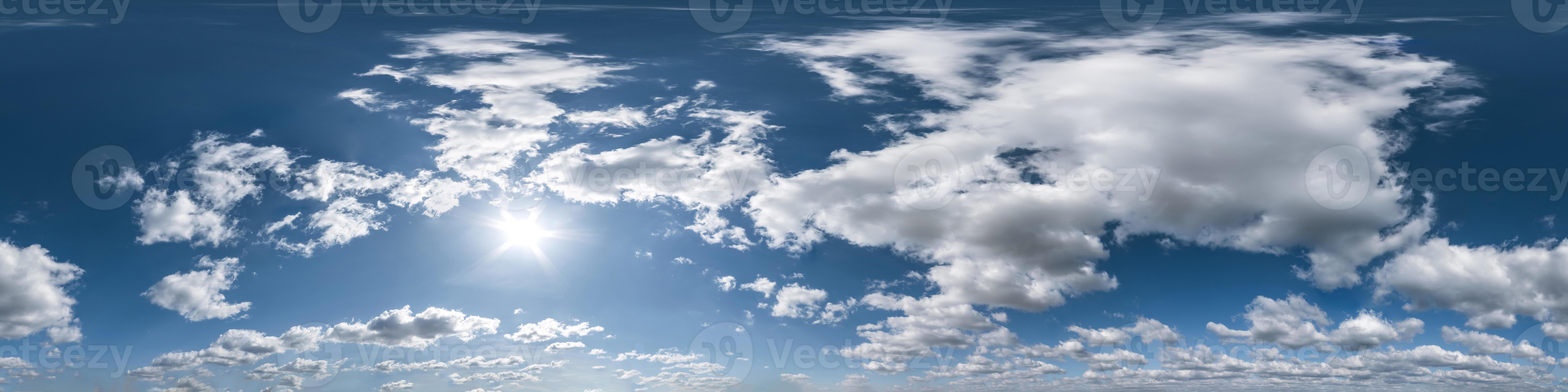 Skydome azul nublado sem costura vista panorâmica hdri 360 com nuvens  incríveis com zênite para uso em gráficos 3d ou jogo como sky dome ou  editar tiro de drone