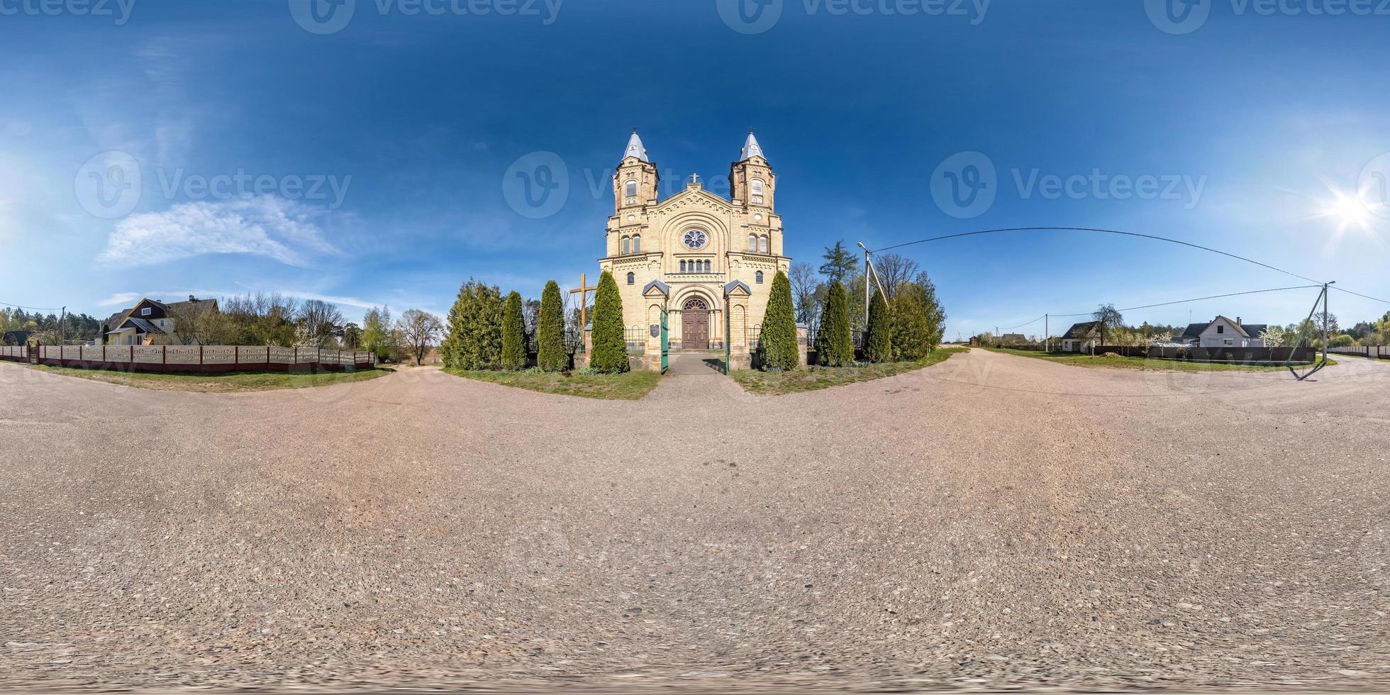 vista de ángulo de 360 grados de panorama hdri esférico completo sin fisuras cerca de la entrada de la antigua iglesia católica neogótica en proyección equirectangular con cenit y nadir. contenido vr ar foto