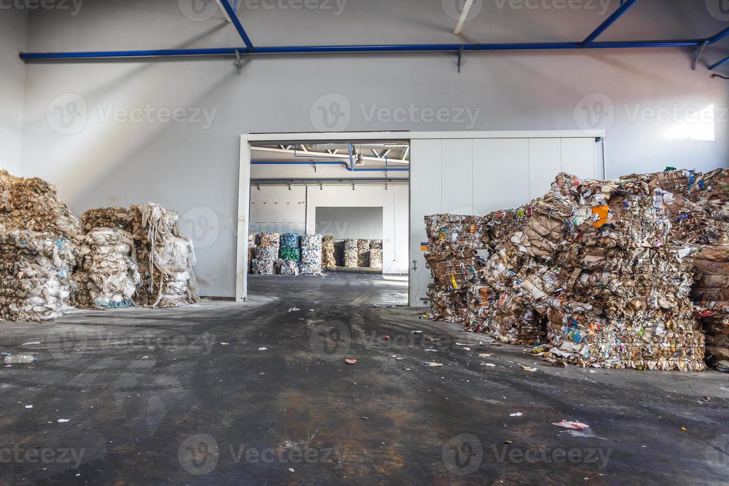 balas de plástico de basura en la planta de tratamiento de residuos. reciclaje separado y almacenamiento de basura para su posterior eliminación, clasificación de basura. negocio de clasificación y tratamiento de residuos. foto
