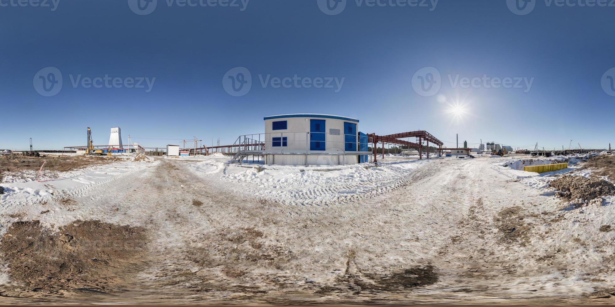 Vista panorámica completa de 360 ángulos en el campo de nieve invernal Lugar de construcción de una planta minera en proyección esférica equidistante equirectangular, contenido vr foto