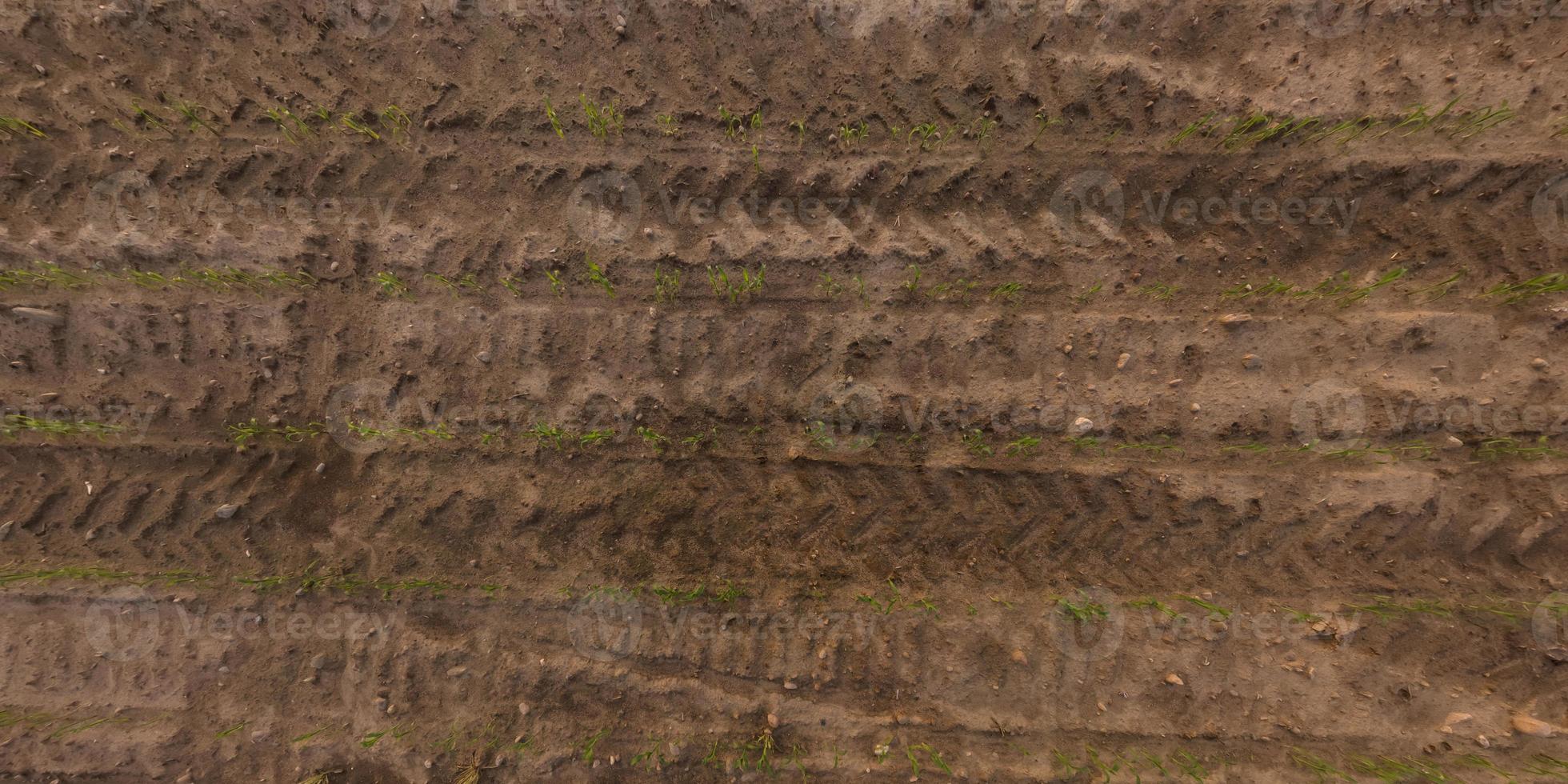 vista desde arriba sobre la textura del camino de ripio con huellas de neumáticos de camión foto