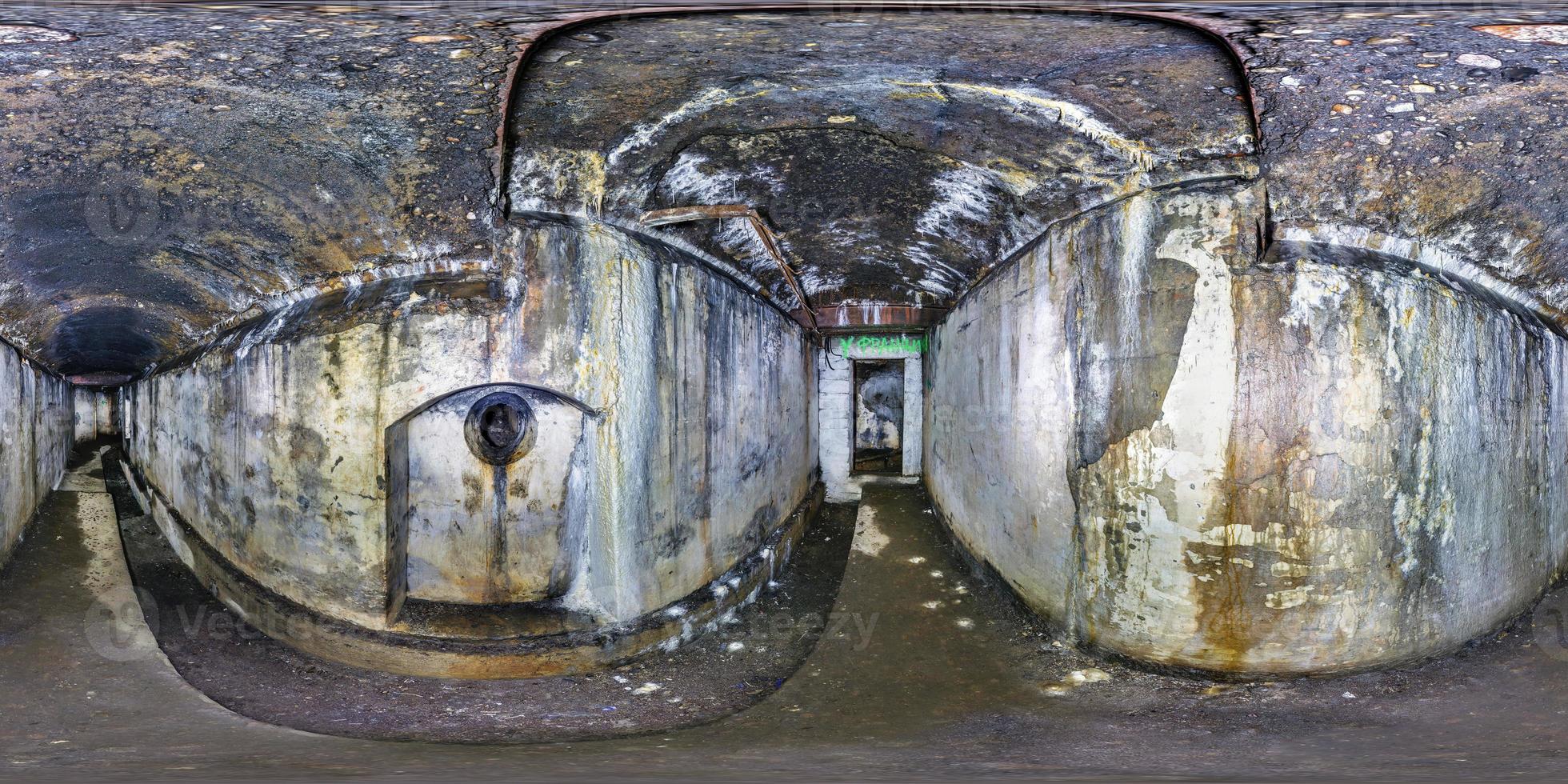 vista panorámica completa de 360 grados dentro de casamatas subterráneas militares abandonadas en ruinas fortaleza de la primera guerra mundial en proyección esférica equirectangular, skybox horror vr contenido foto