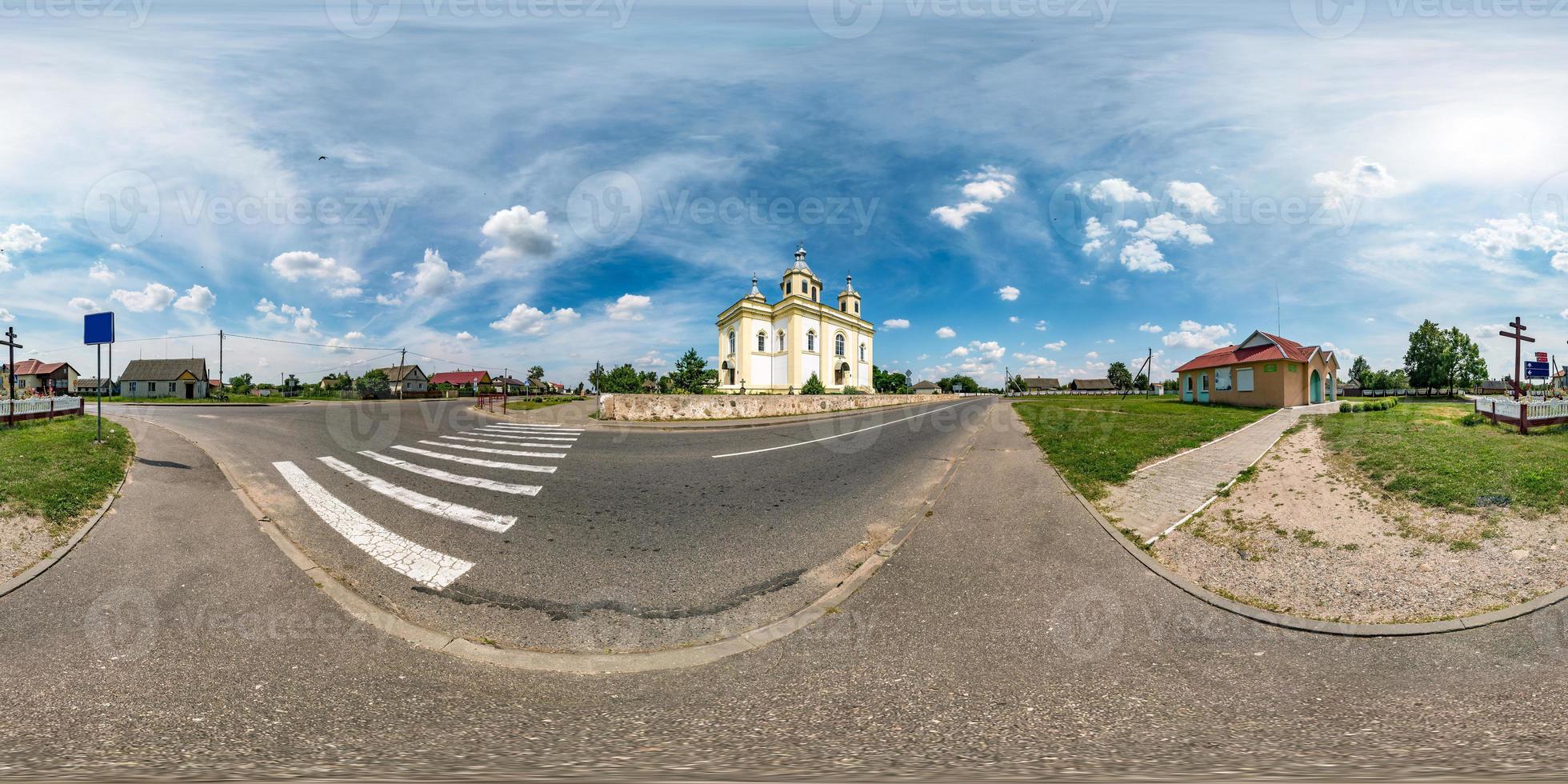 Full hdri panorama 360 grados ángulo vista fachada de la iglesia ortodoxa en hermosa arquitectura decorativa de estilo medieval en un pequeño pueblo en proyección esférica equirectangular. contenido de realidad virtual foto