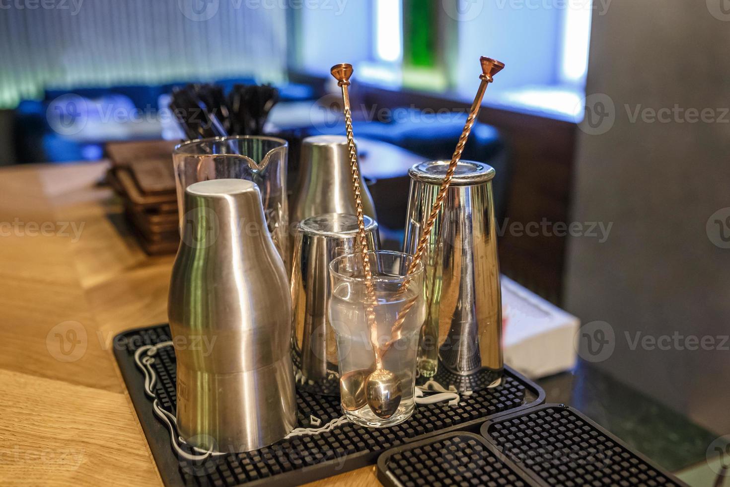 copas de metal para hacer cócteles en un bar de discoteca de élite foto