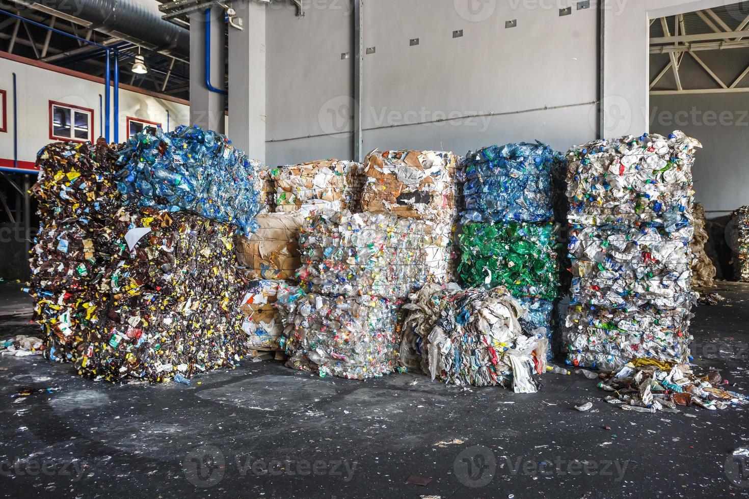 balas de plástico de basura en la planta de tratamiento de residuos. reciclaje separado y almacenamiento de basura para su posterior eliminación, clasificación de basura. negocio de clasificación y tratamiento de residuos. foto
