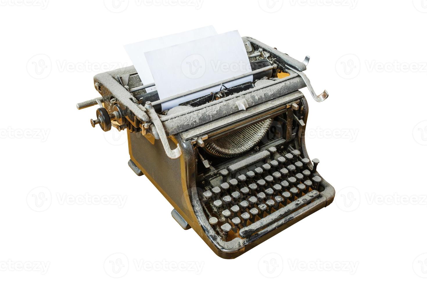Vieja máquina de escribir cubierta de polvo vintage con hoja de papel aislado sobre fondo blanco. foto