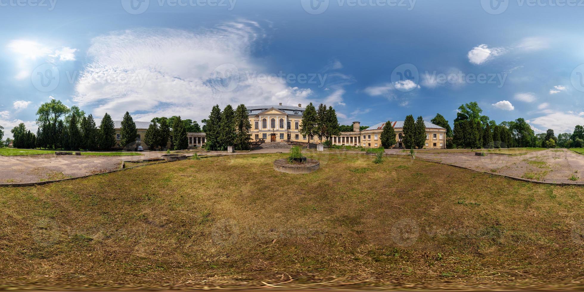 Vista panorámica 360 cerca del castillo abandonado de la granja con fantasma. Panorama completo de 360 por 180 grados sin fisuras en proyección esférica equirectangular. skybox para contenido vr foto