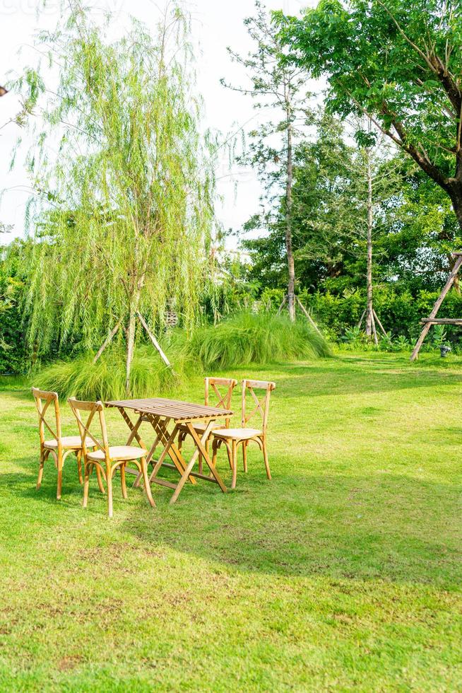 mesa y silla de madera en el jardín foto