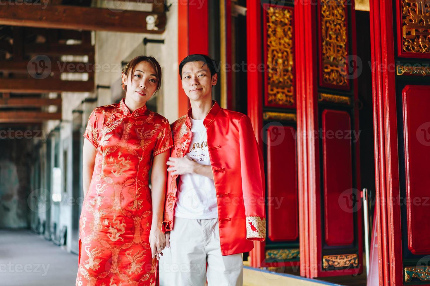 feliz joven pareja asiática en vestidos tradicionales chinos foto