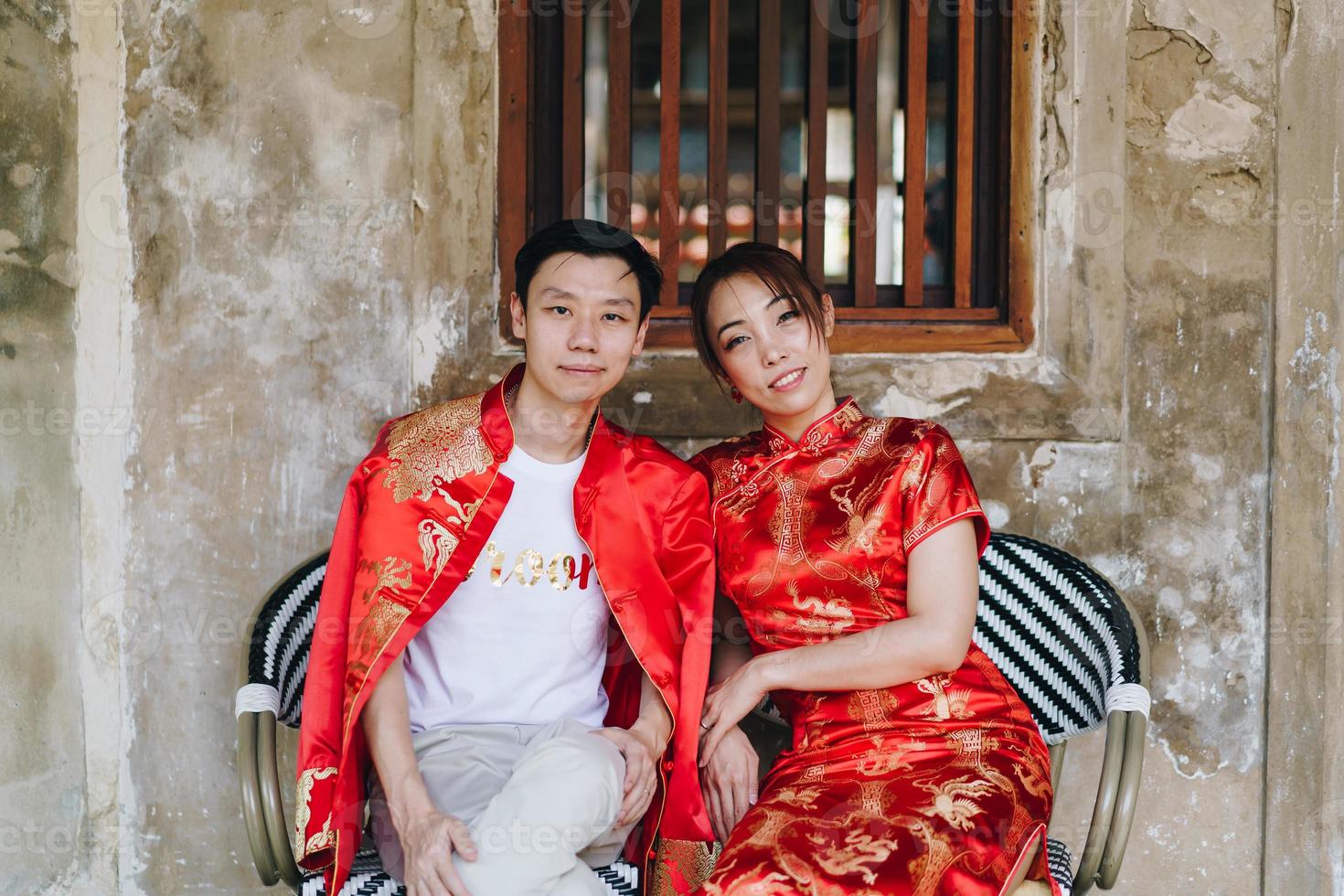 feliz joven pareja asiática en vestidos tradicionales chinos foto