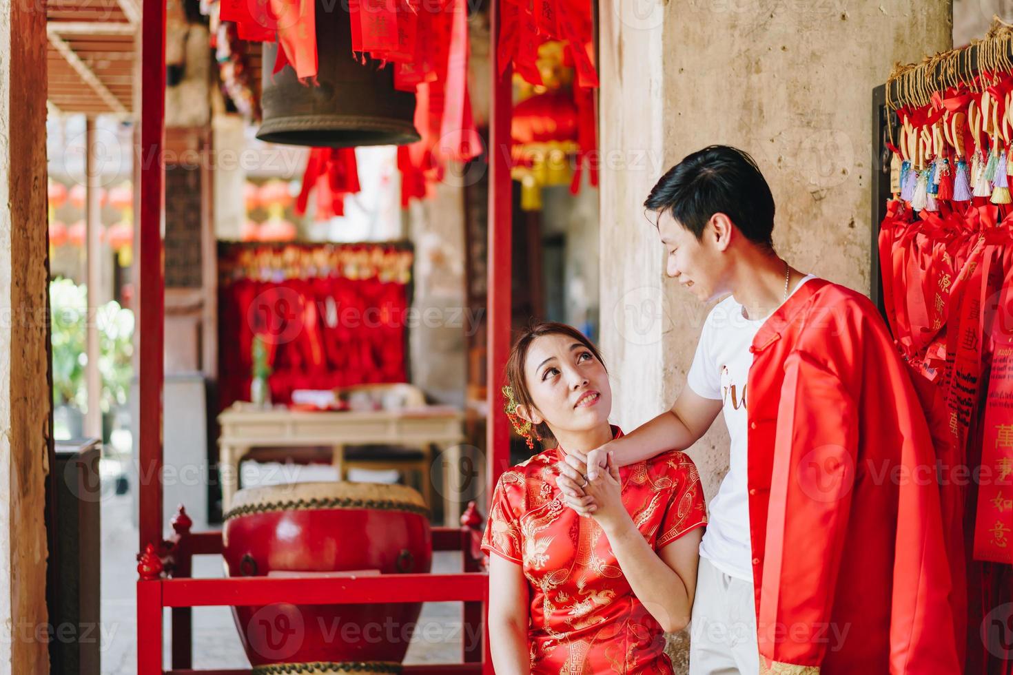 feliz joven pareja asiática en vestidos tradicionales chinos foto