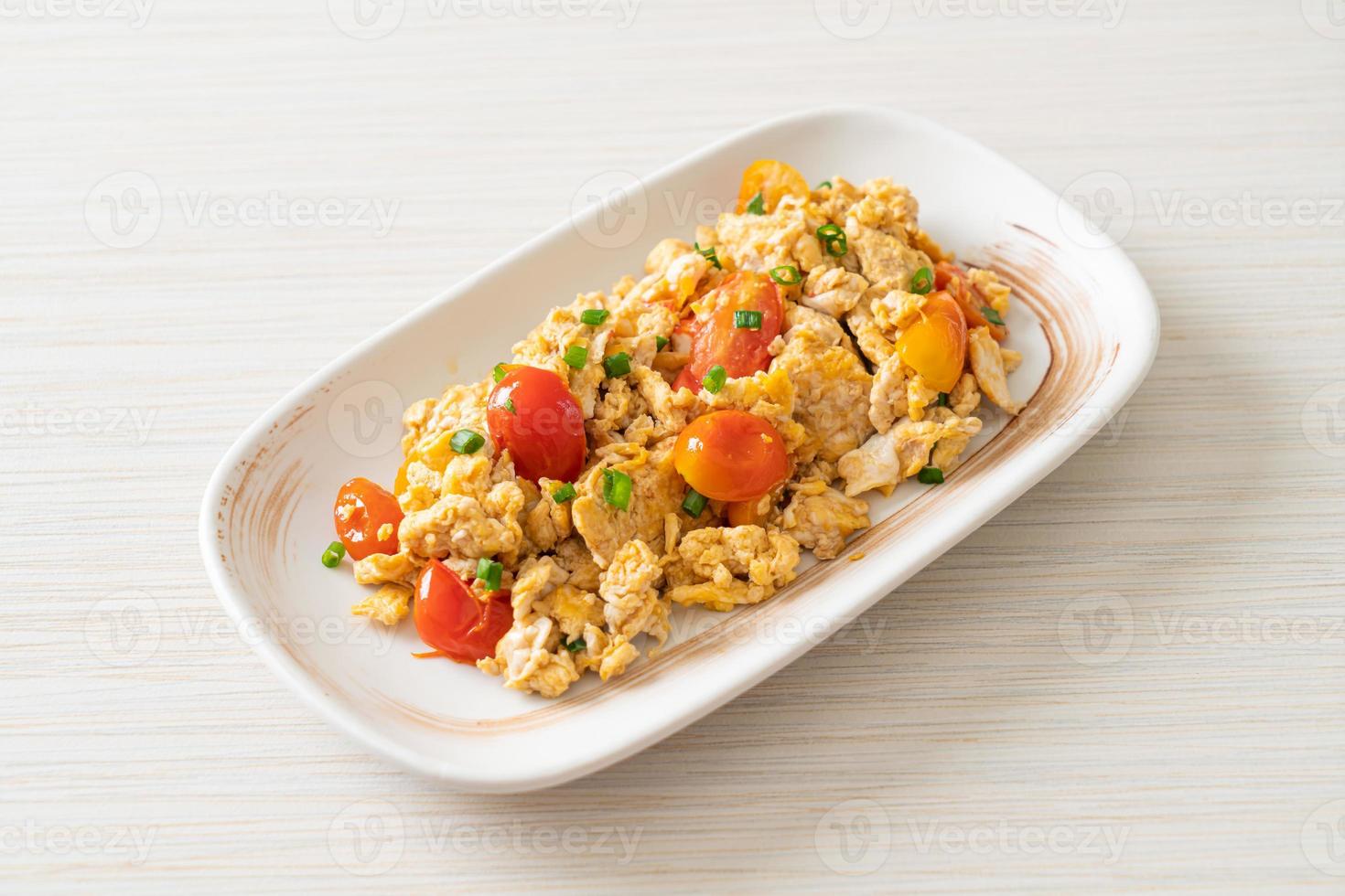stir-fried tomatoes with egg on plate photo
