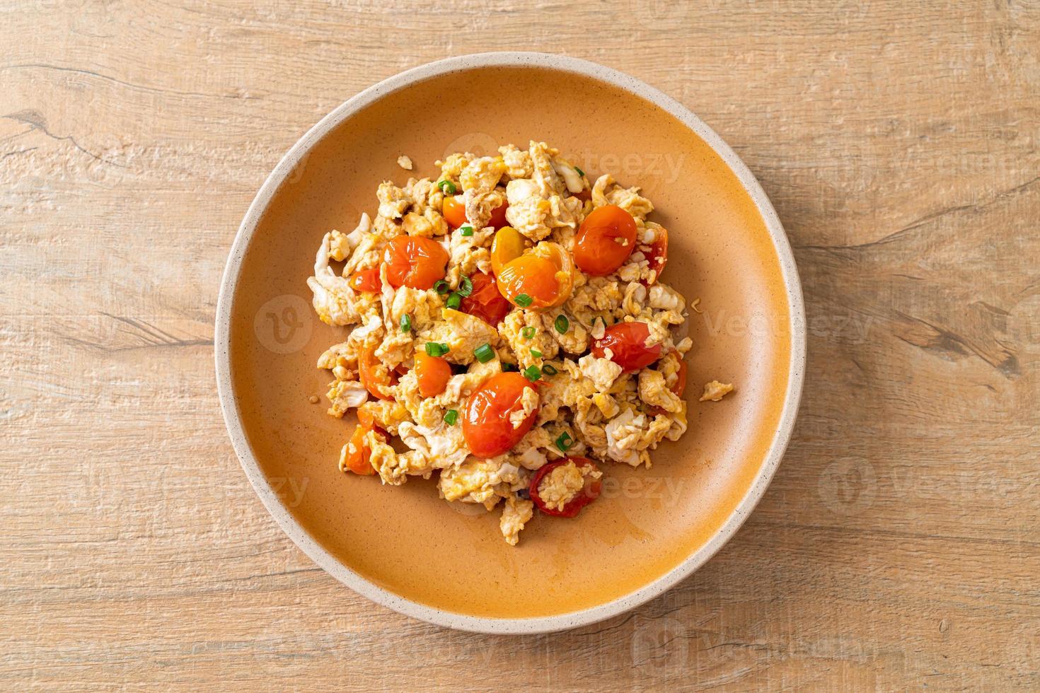 stir-fried tomatoes with egg on plate photo