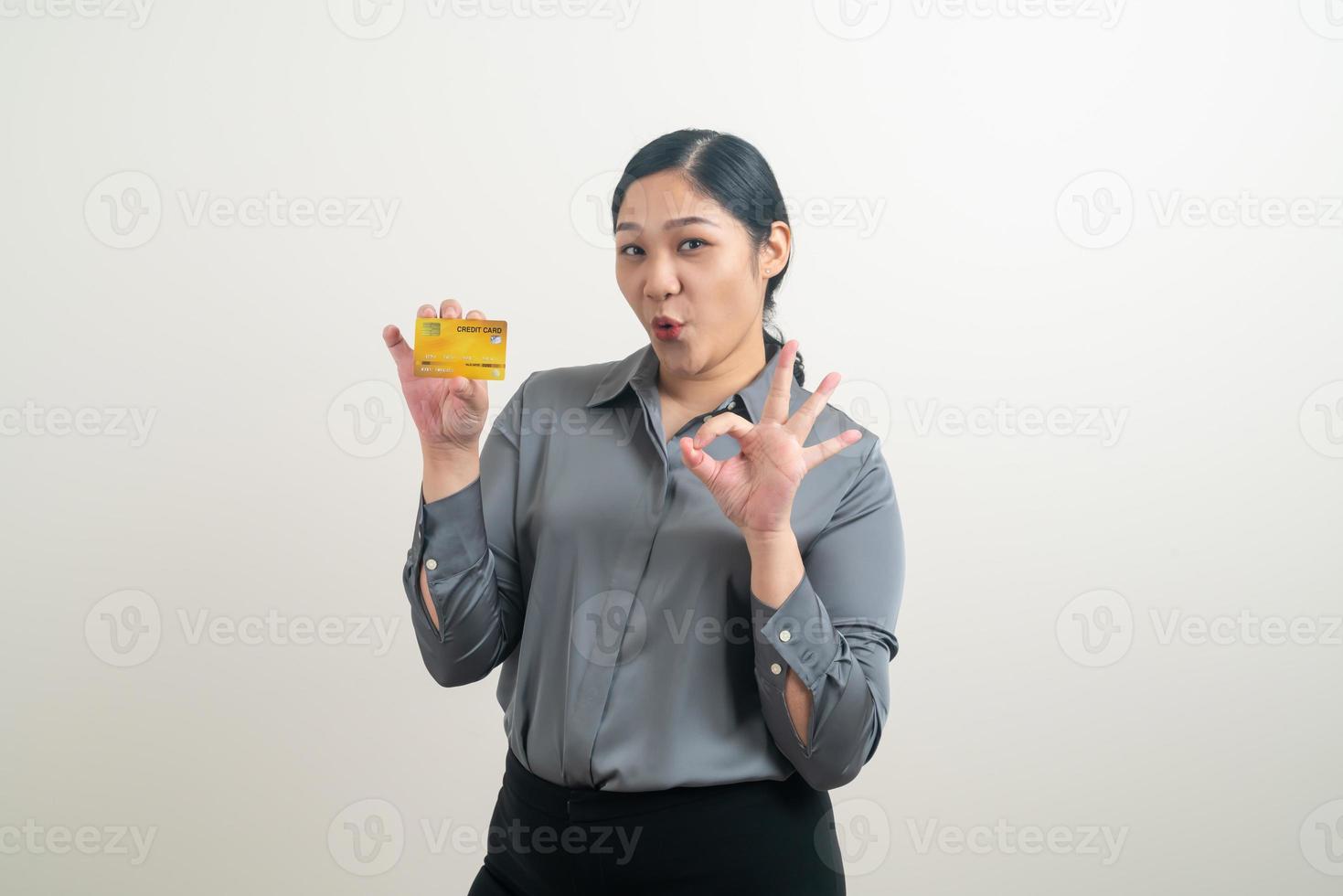 mujer asiática, tenencia, tarjeta de crédito, con, fondo blanco foto