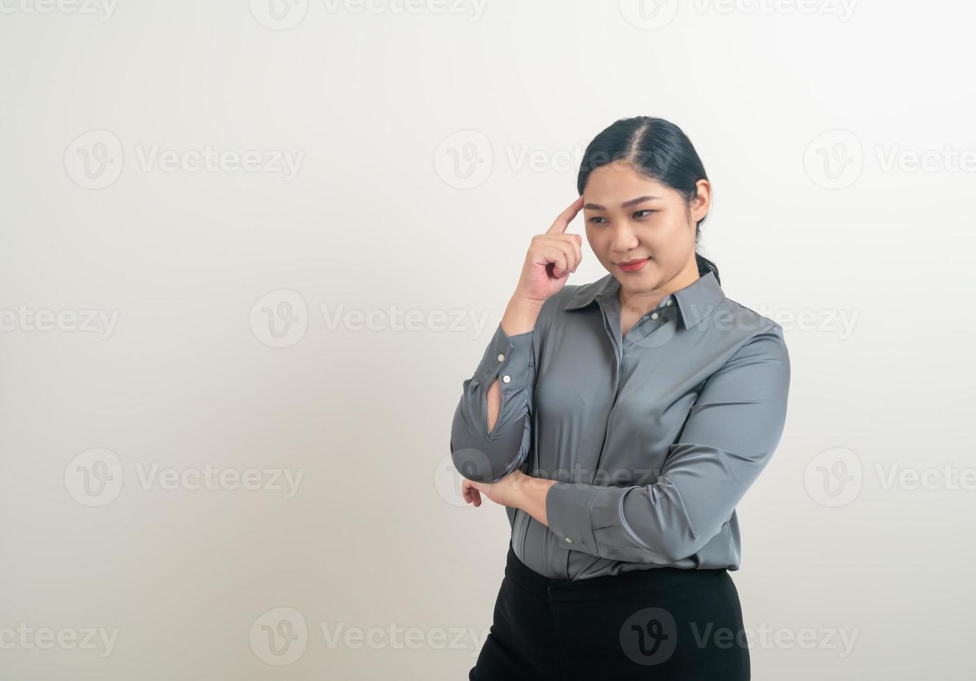 mujer asiática pensando con fondo blanco foto