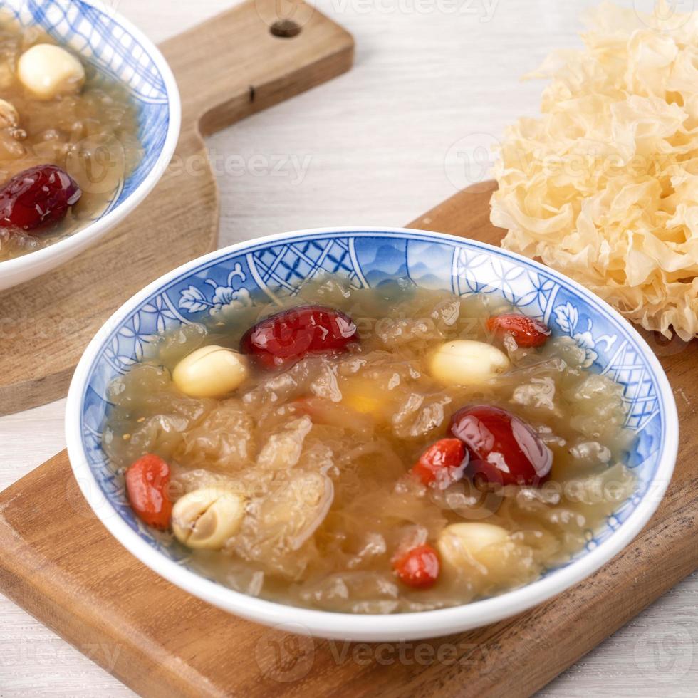 primer plano de la dulce sopa de hongo blanco como la nieve con semilla de loto, dátiles rojos chinos y wolfberry. foto