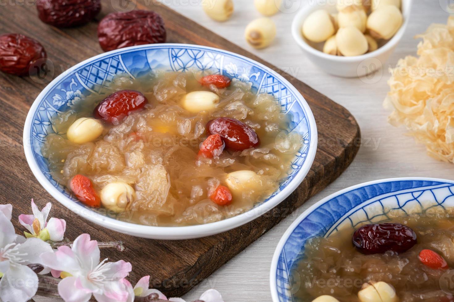 primer plano de la dulce sopa de hongo blanco como la nieve con semilla de loto, dátiles rojos chinos y wolfberry. foto