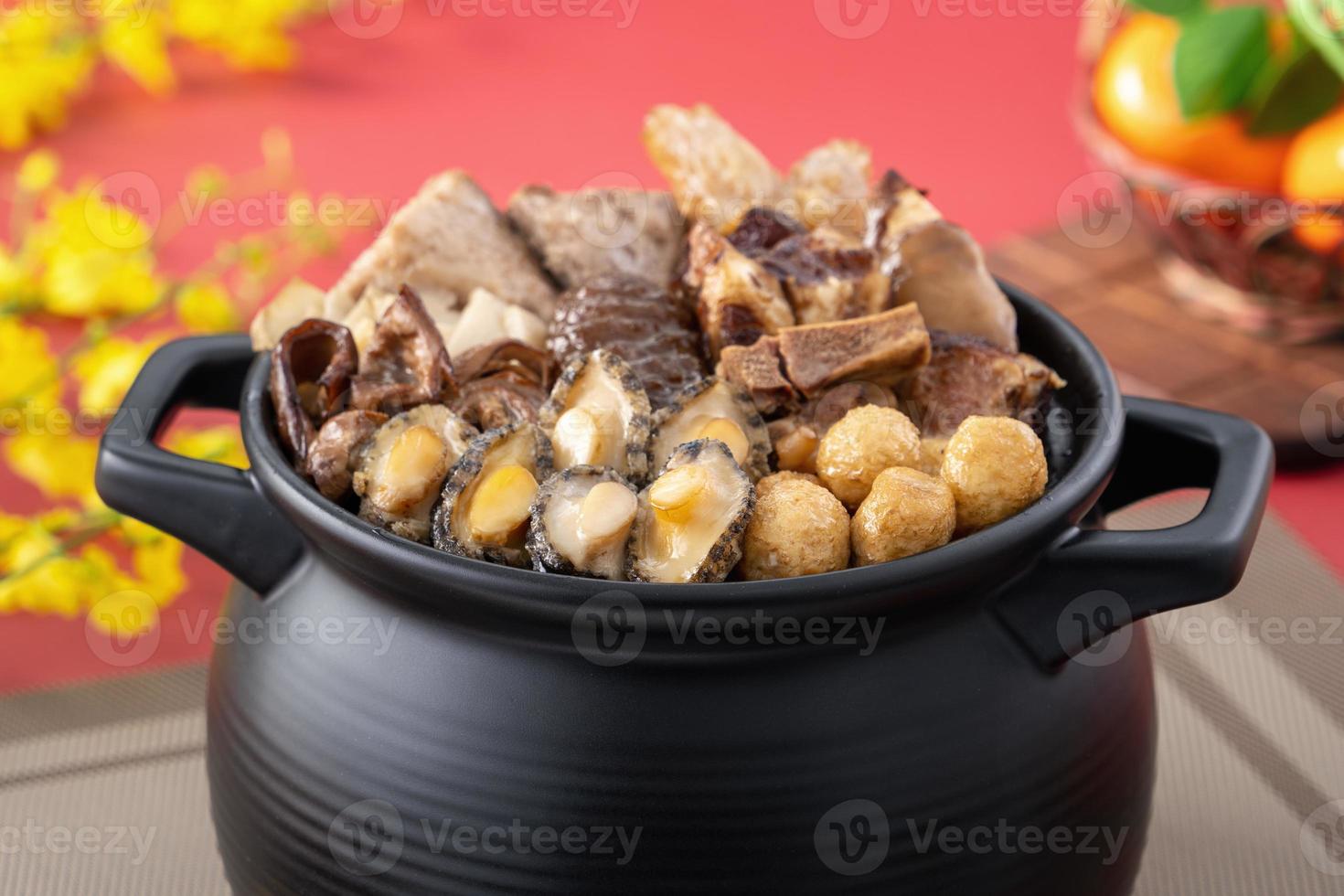 primer plano de la comida tradicional china llamada fo tiao qiang. foto