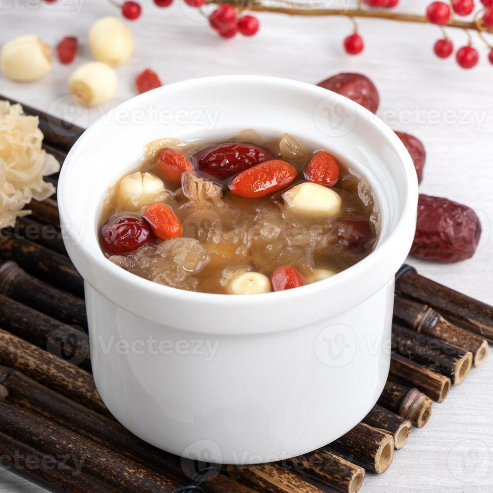 primer plano de la dulce sopa de hongo blanco como la nieve con semilla de loto, dátiles rojos chinos y wolfberry. foto