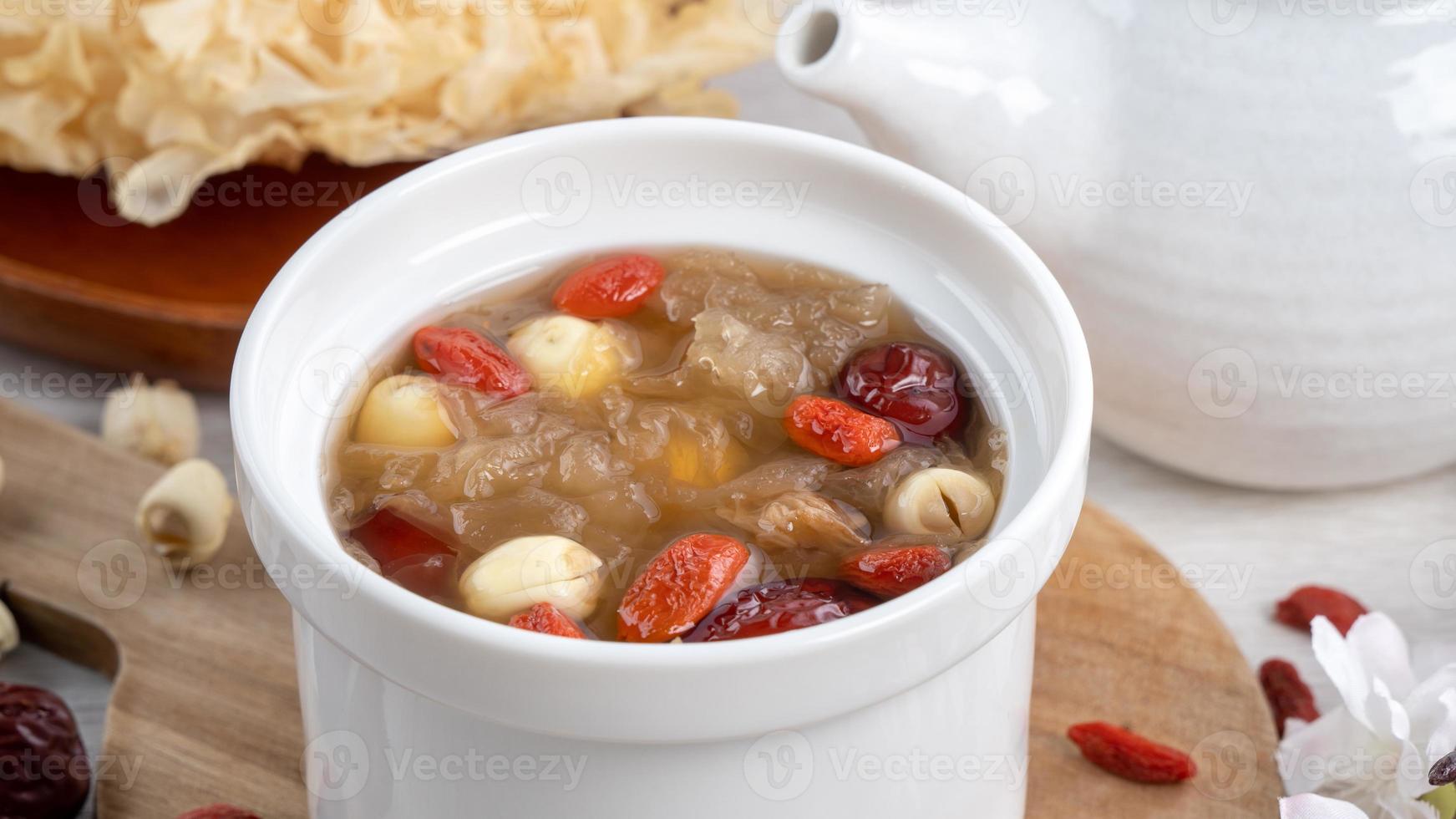 primer plano de la dulce sopa de hongo blanco como la nieve con semilla de loto, dátiles rojos chinos y wolfberry. foto