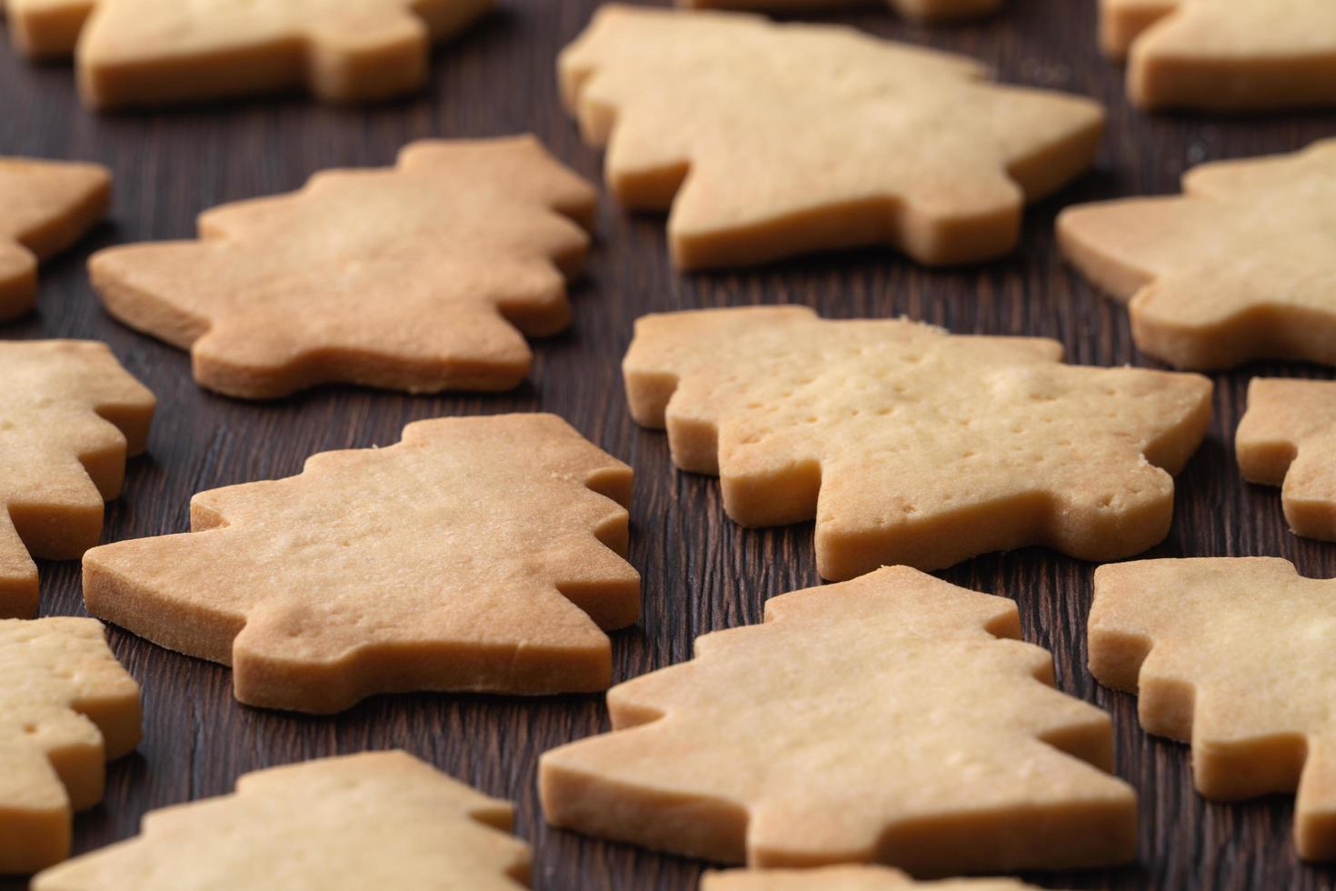 primer plano de una galleta de árbol de navidad de pan de jengibre simple sobre fondo de madera. foto