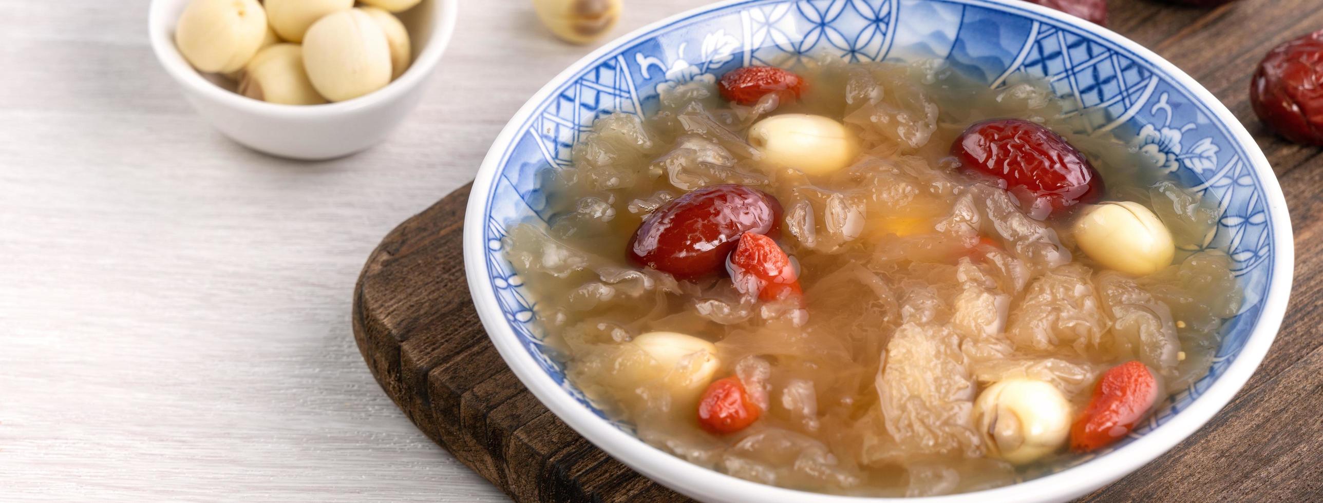 primer plano de la dulce sopa de hongo blanco como la nieve con semilla de loto, dátiles rojos chinos y wolfberry. foto