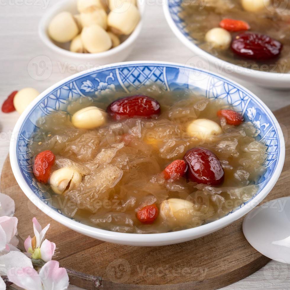 primer plano de la dulce sopa de hongo blanco como la nieve con semilla de loto, dátiles rojos chinos y wolfberry. foto