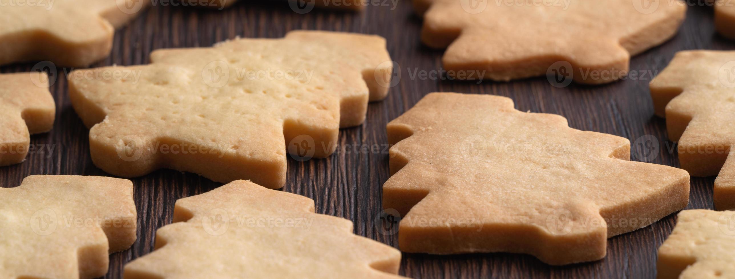 primer plano de una galleta de árbol de navidad de pan de jengibre simple sobre fondo de madera. foto