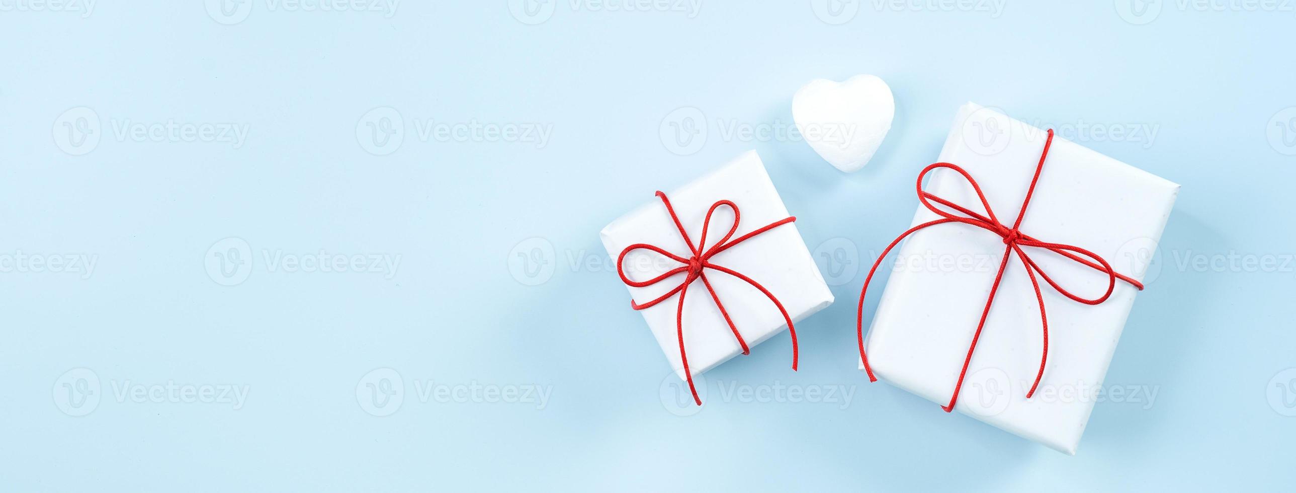concepto de diseño de saludo del día de san valentín - vista superior de la caja de regalo sobre fondo azul brillante. foto