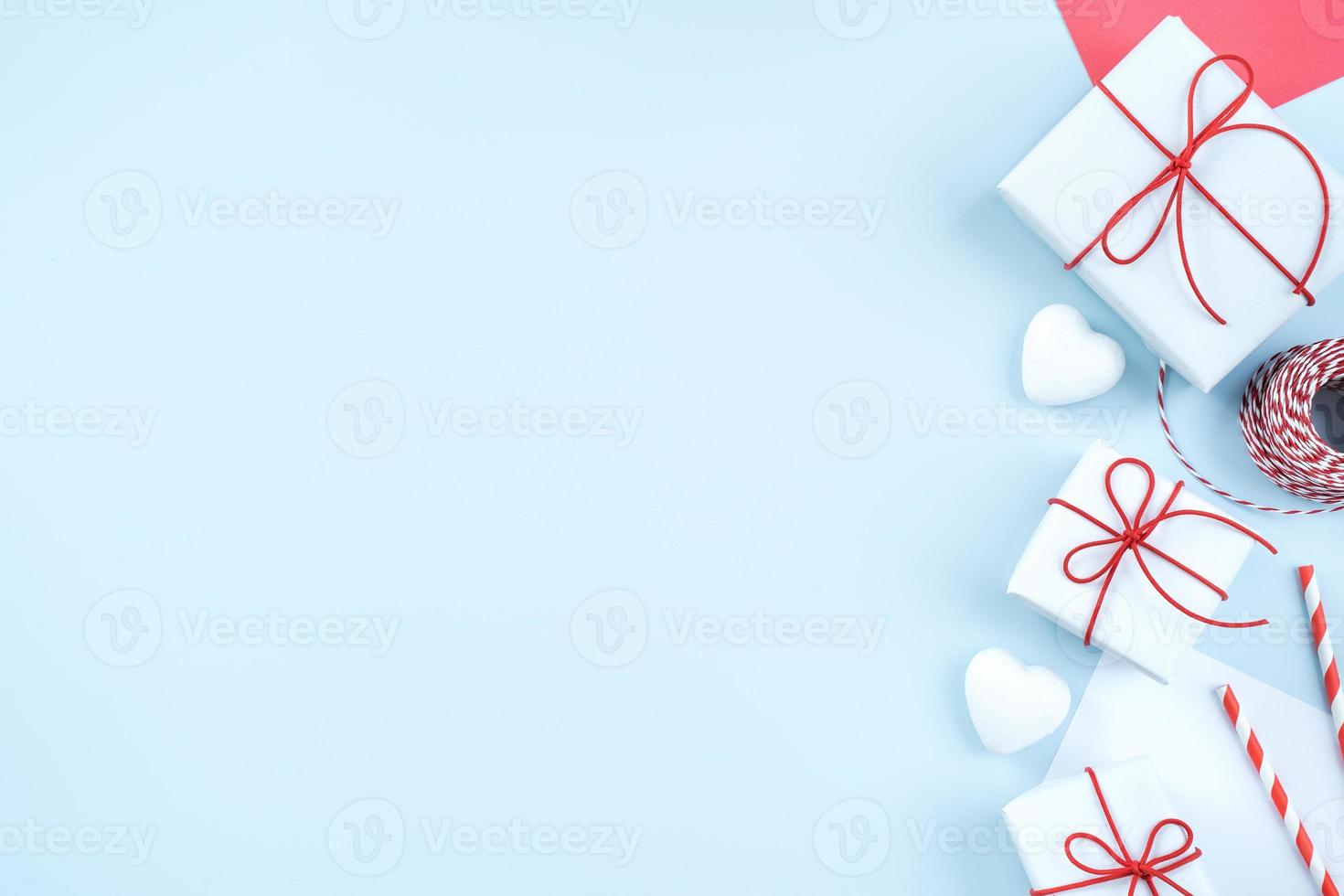 concepto de diseño de saludo del día de san valentín - vista superior de la caja de regalo sobre fondo azul brillante. foto