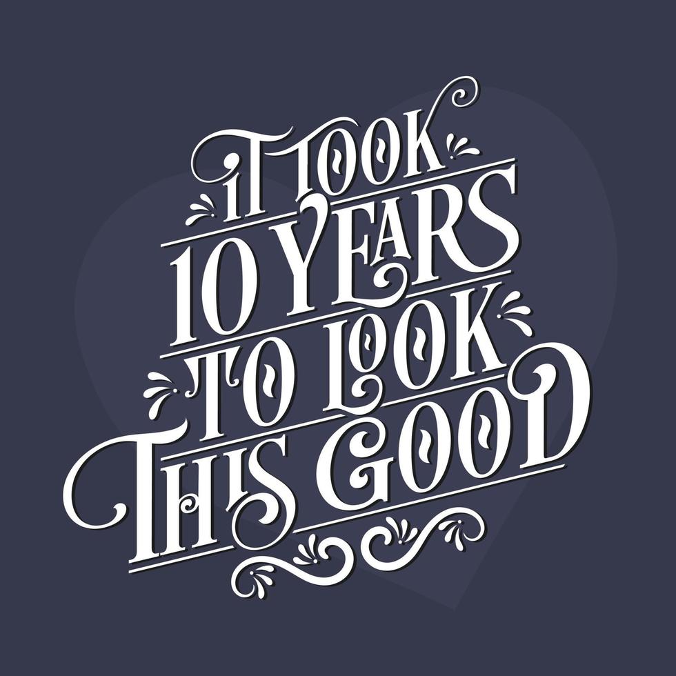 tardó 10 años en lucir tan bien: celebración del décimo cumpleaños y del décimo aniversario con un hermoso diseño de letras caligráficas. vector