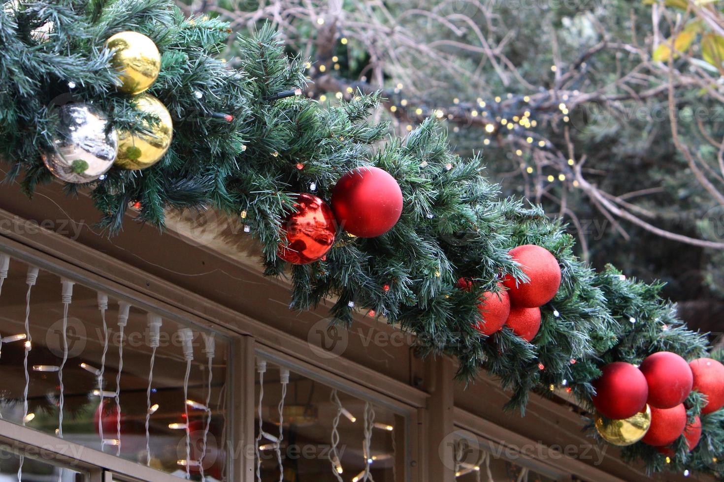 juguetes y decoraciones navideñas de año nuevo en israel. foto